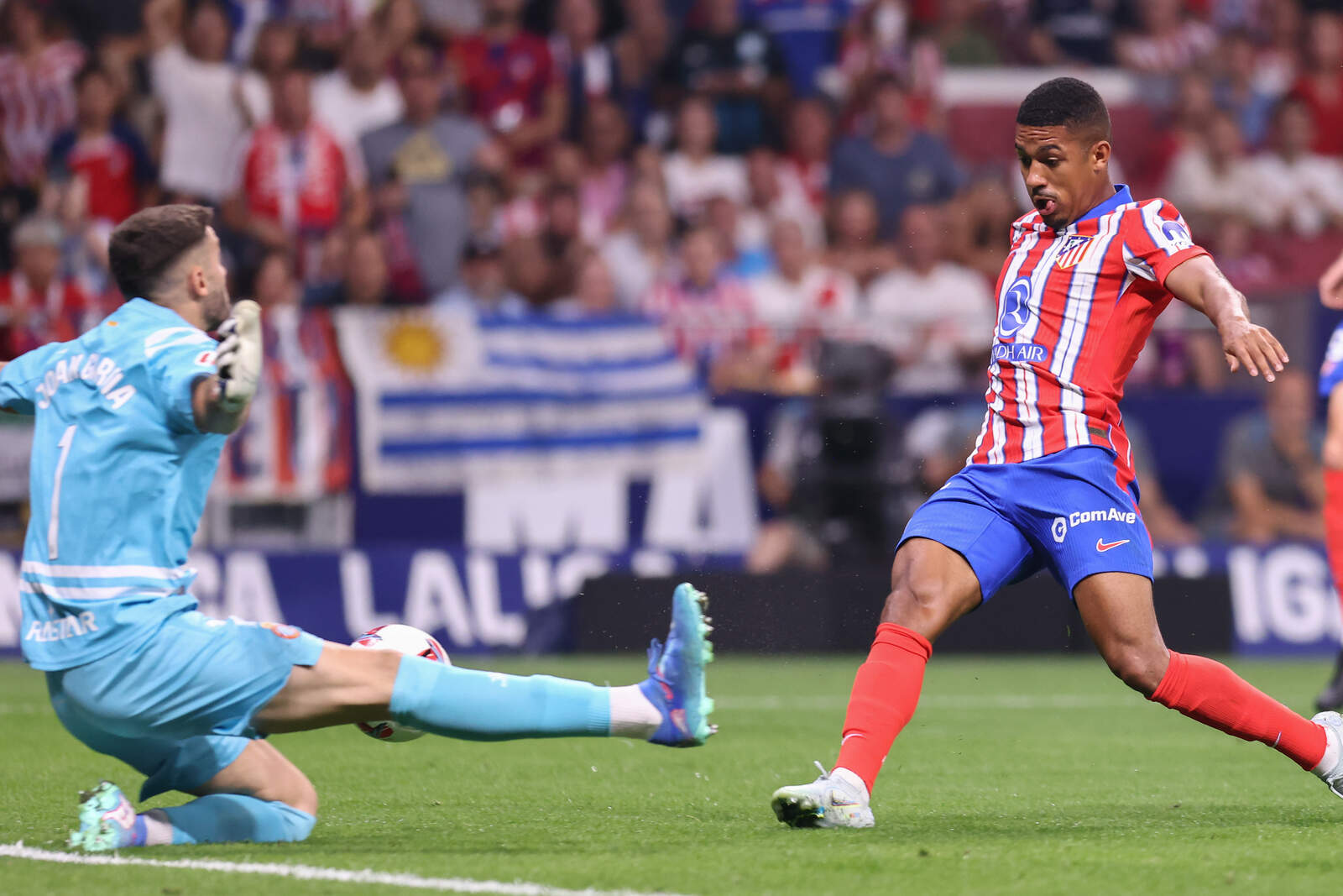 Samuel Lino en un encuentro con el Atlético de Madrid
