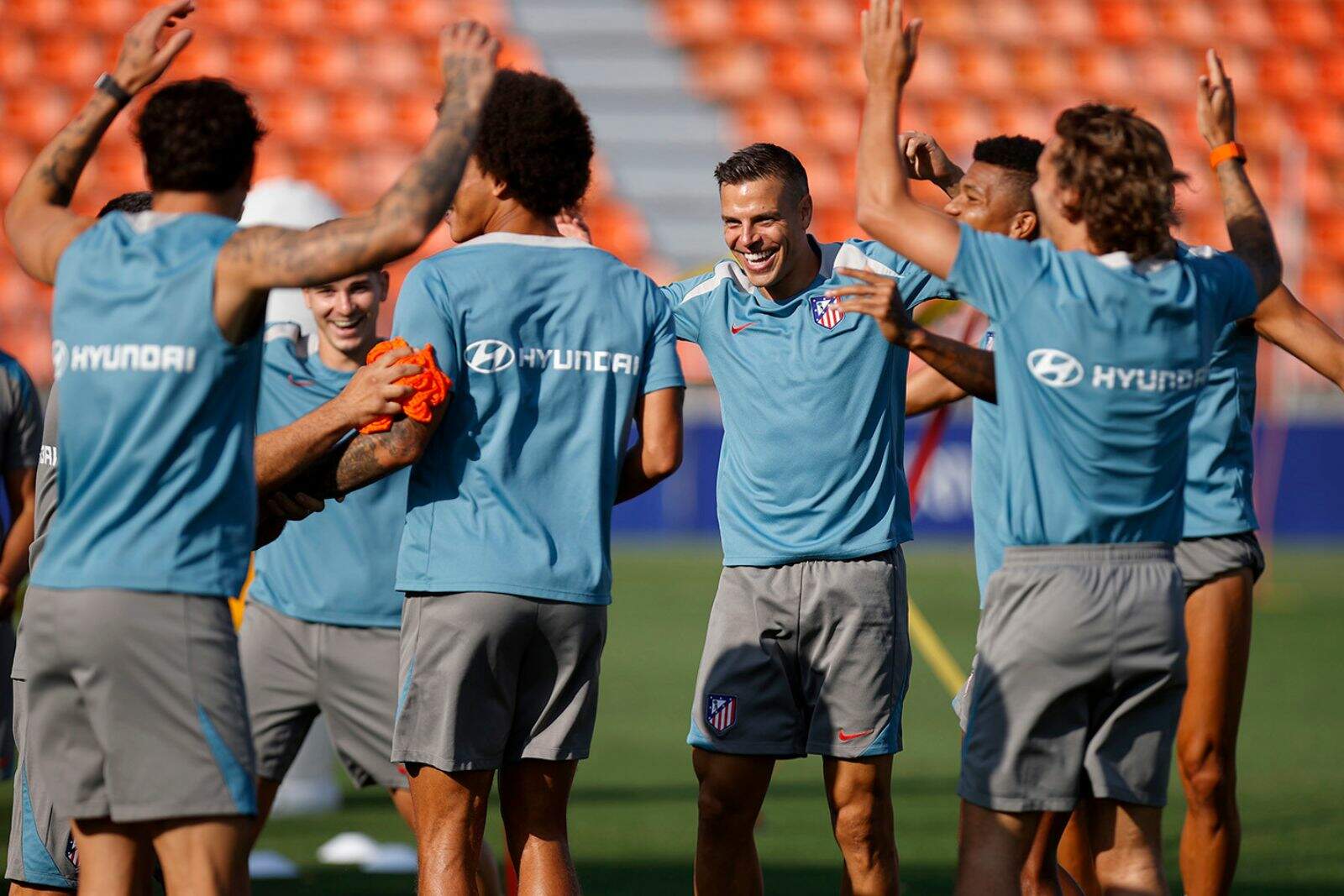Azpilicueta con el equipo