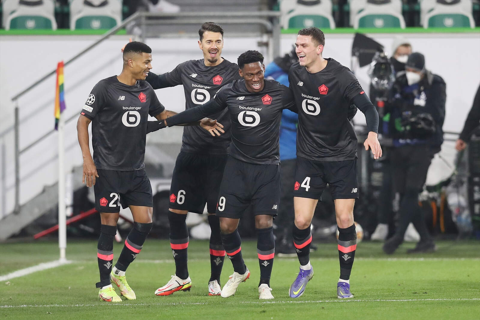 Reinildo celebrando un gol con Jonathan David en el Lille