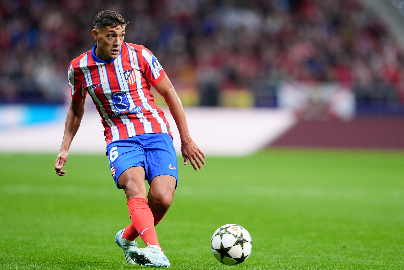 Nahuel Molina en un partido con el Atlético de Madrid