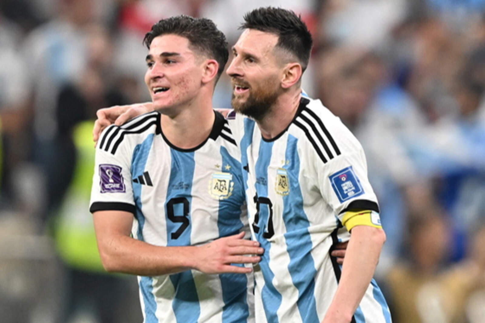 Julián Álvarez y Leo Messi con Argentina