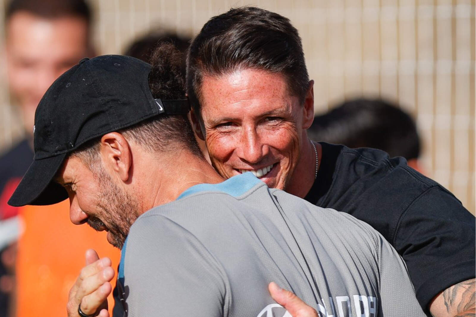 Simeone mira a los jugadores de Fernando Torres | Fuente: (@Atleti)