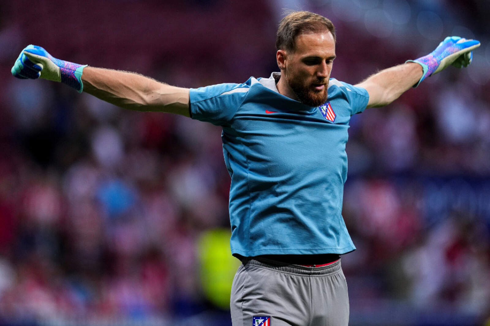 Jan Oblak calentando con el equipo