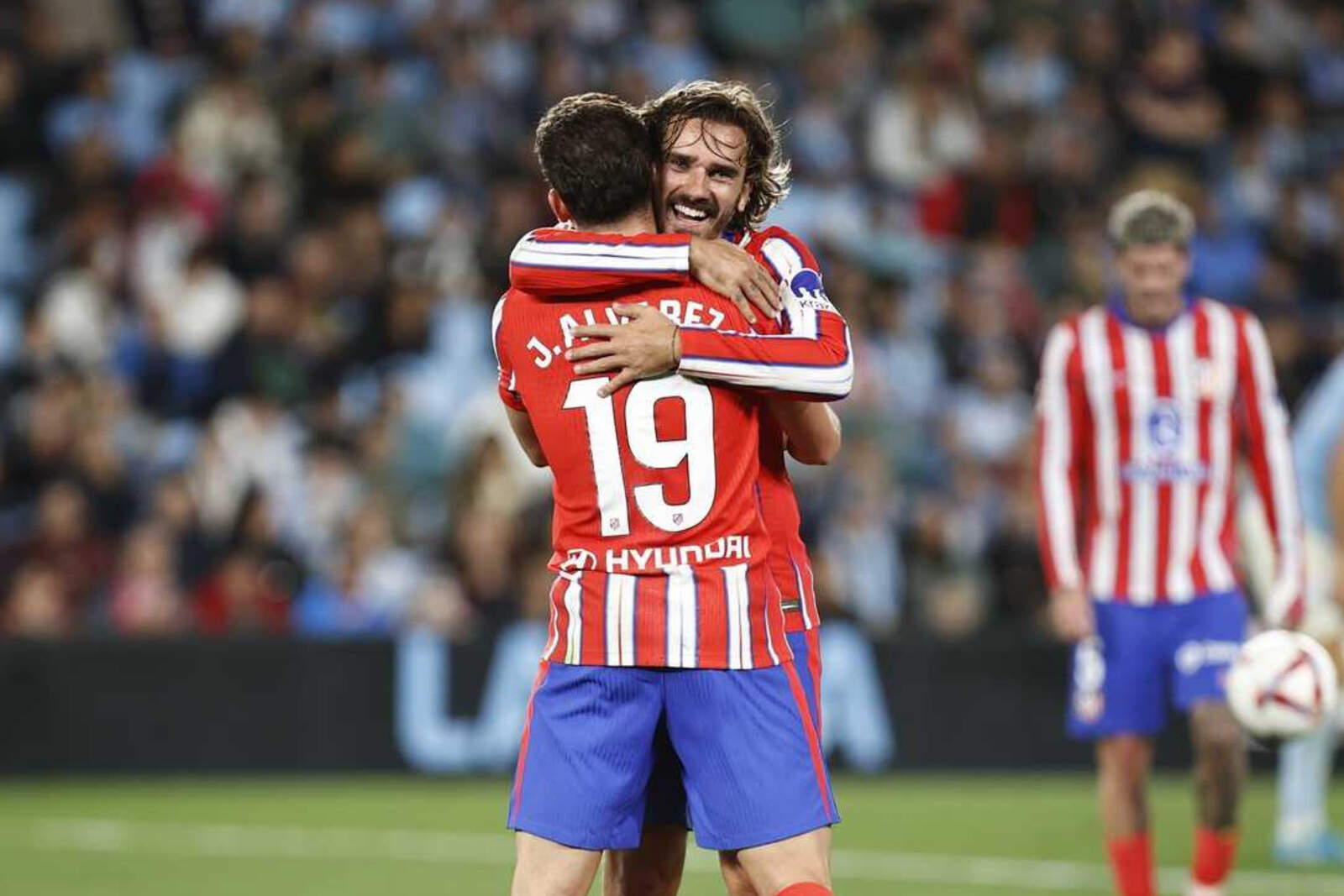 Abrazo de Griezmann con Julián Álvarez