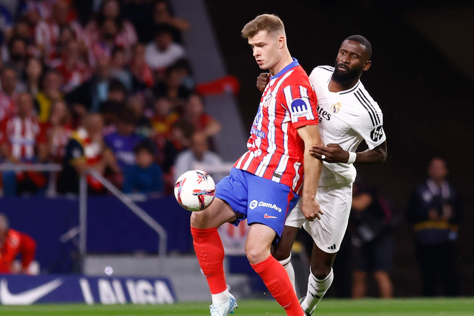 Alexander Sølorth en un duelo con Antonio Rüdiger