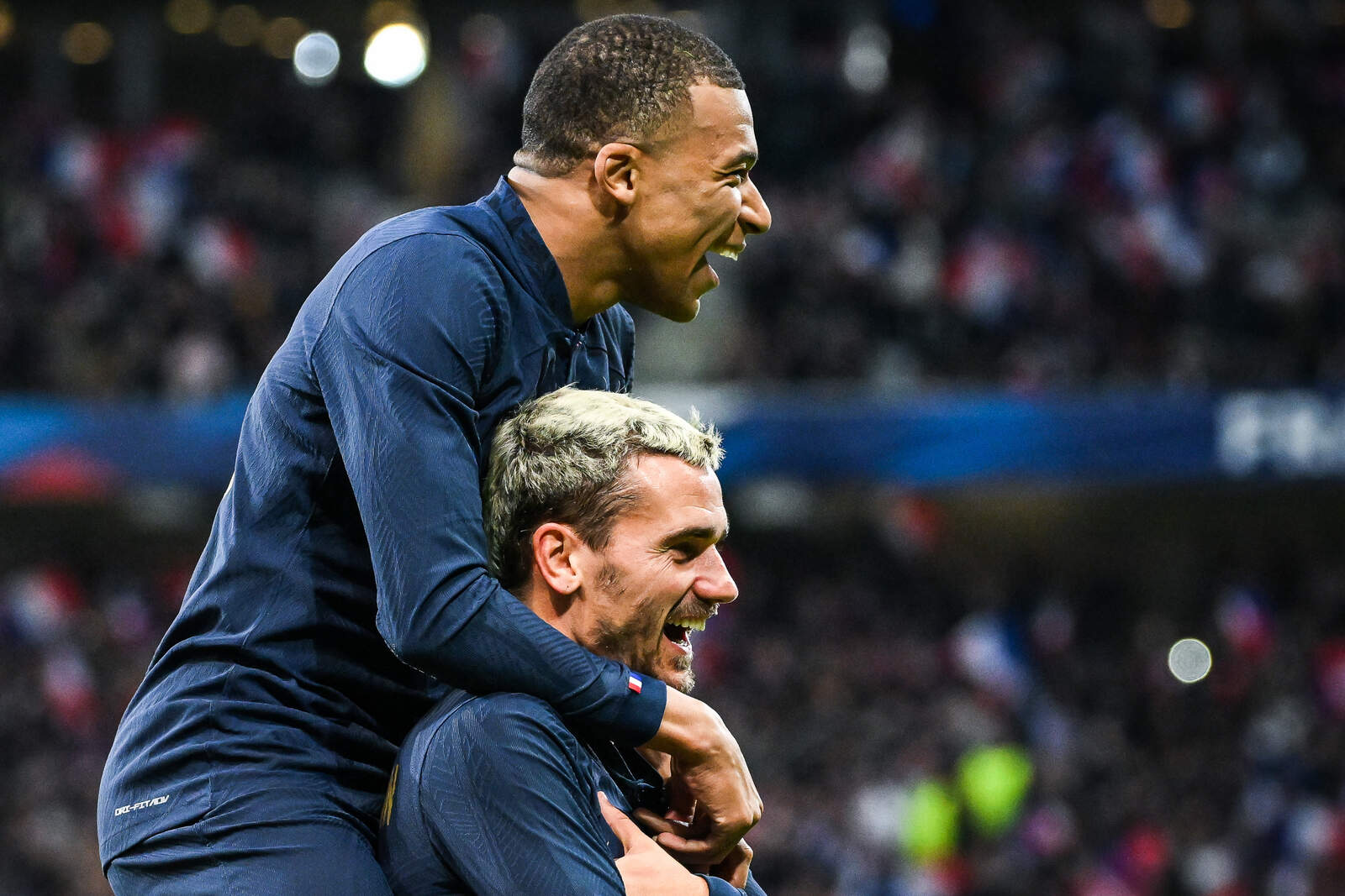 Antoine Griezmann y Kylian Mbappé celebrando un gol con Francia