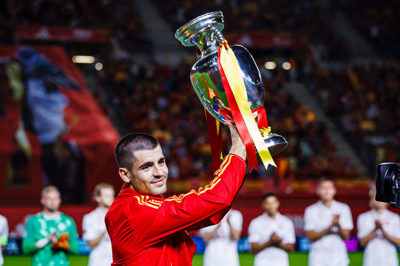 Álvaro Morata enseña el trofeo de la Eurocopa en Murcia