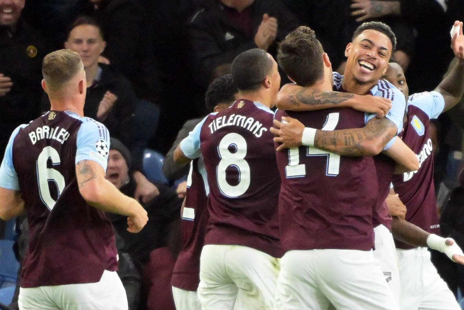 Los jugadores del Aston Villa celebran un tanto en Champions League