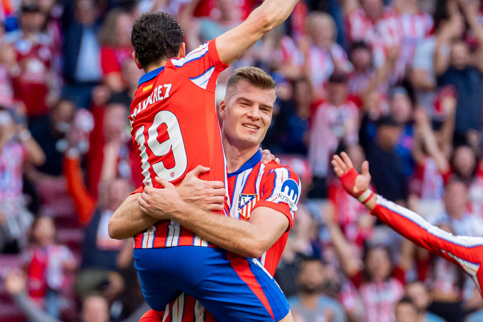 Sorloth y Julián celebrando un tanto