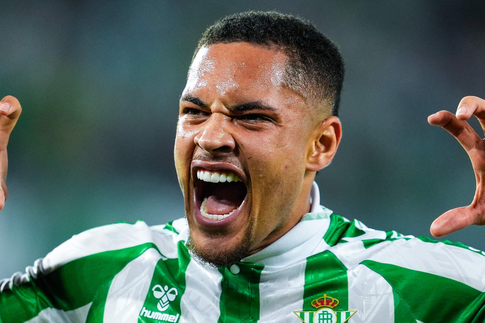 Vitor Roque ha vuelto a sonreír con el Real Betis