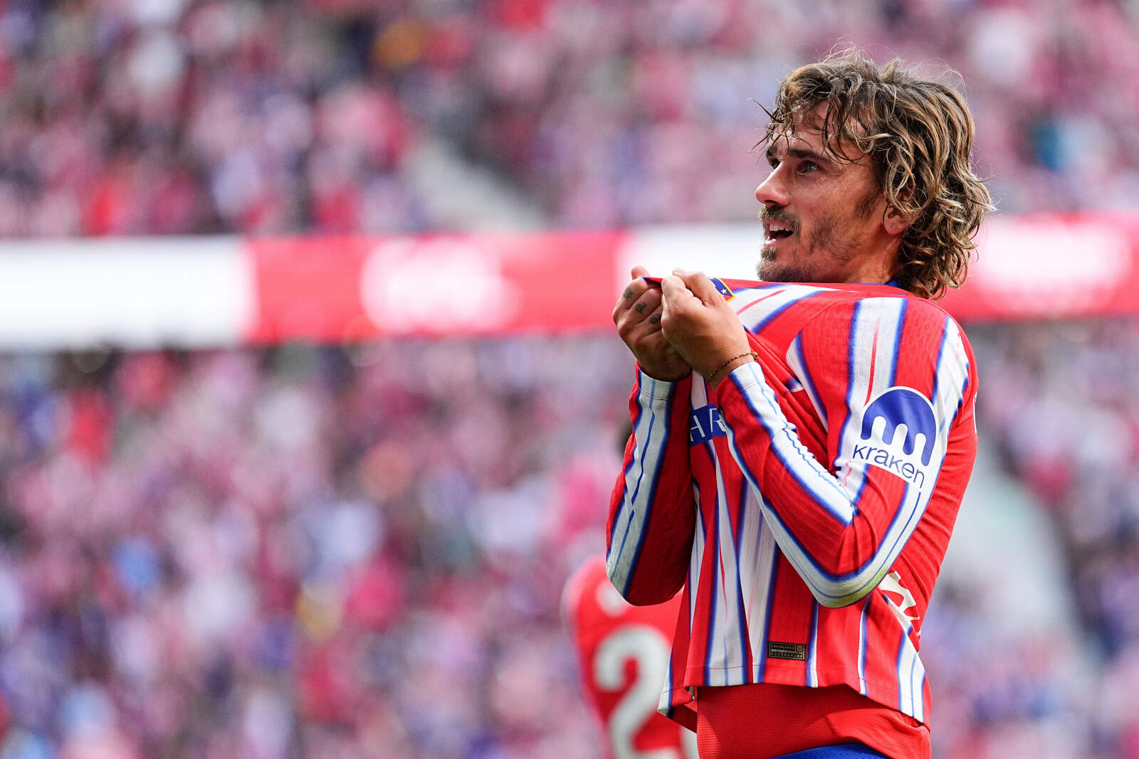 Antoine Griezmann besando el escudo del Atlético