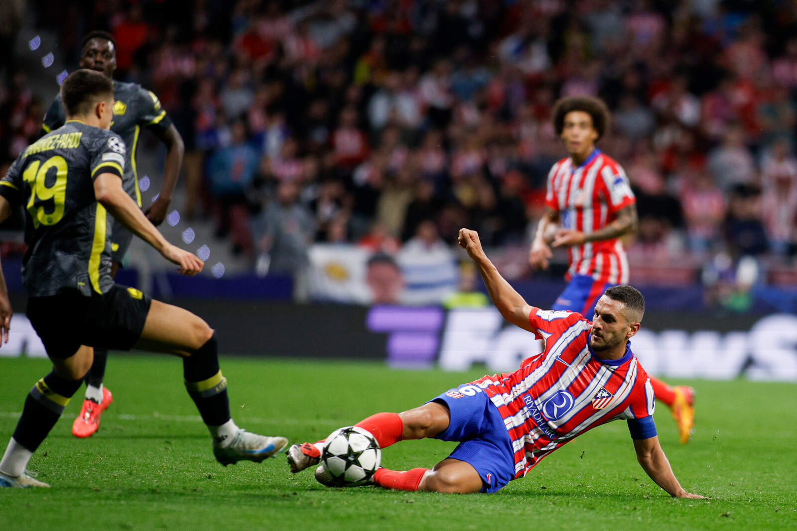 Koke intenta recuperar el balón