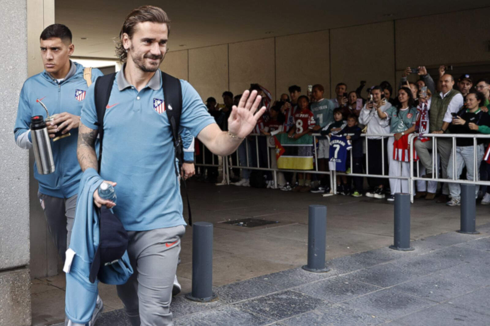 Antoine Griezmann saludando a la afición