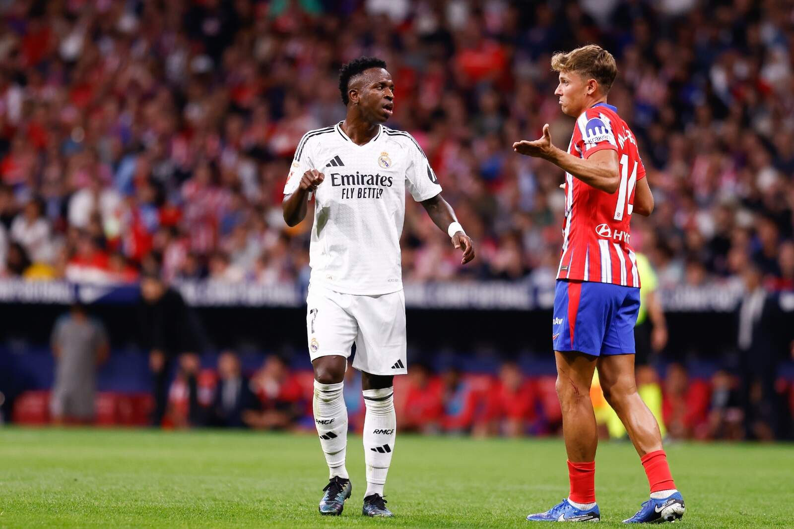 Vinícius encarándose con Llorente