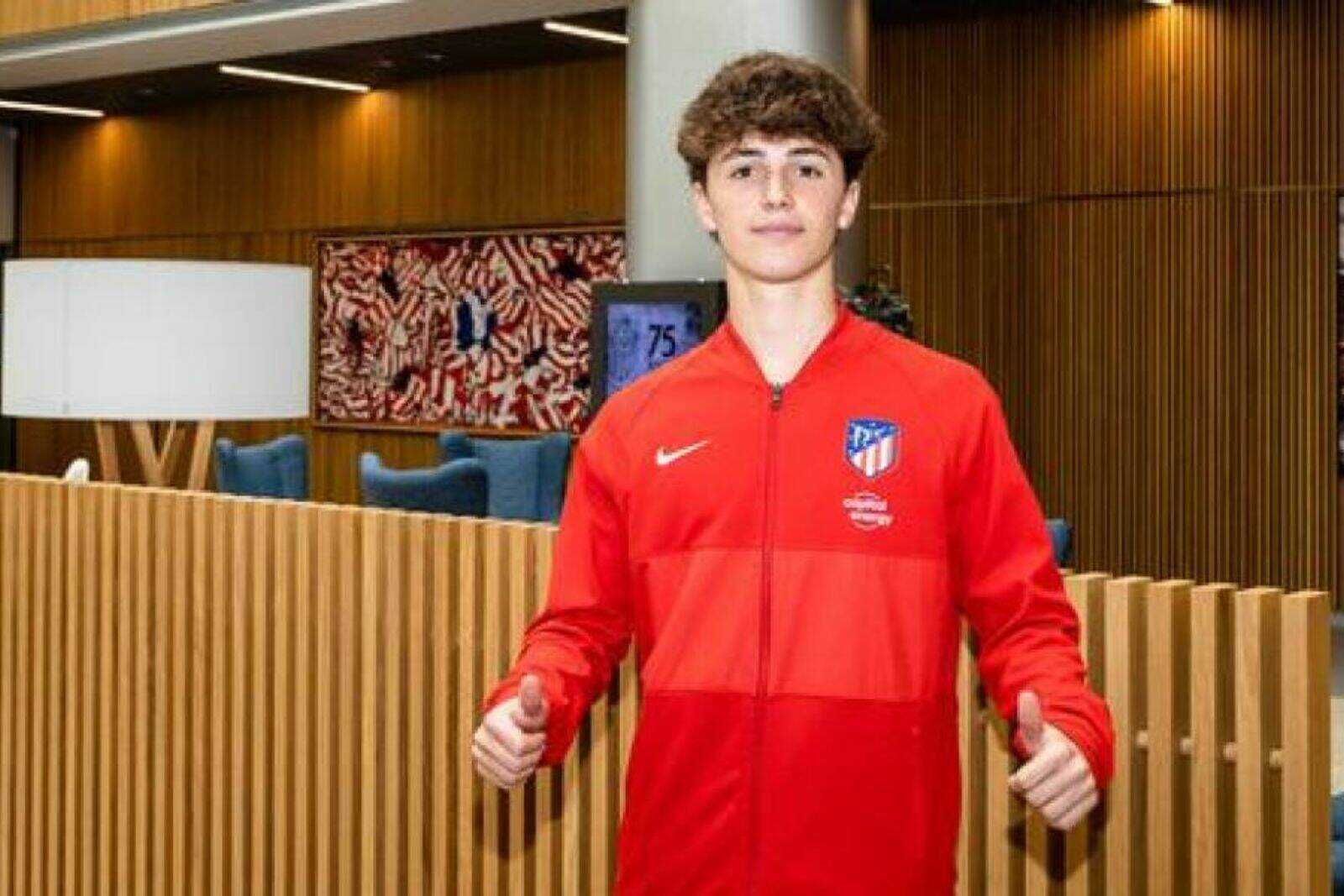 Castillo en la firma de su contrato
