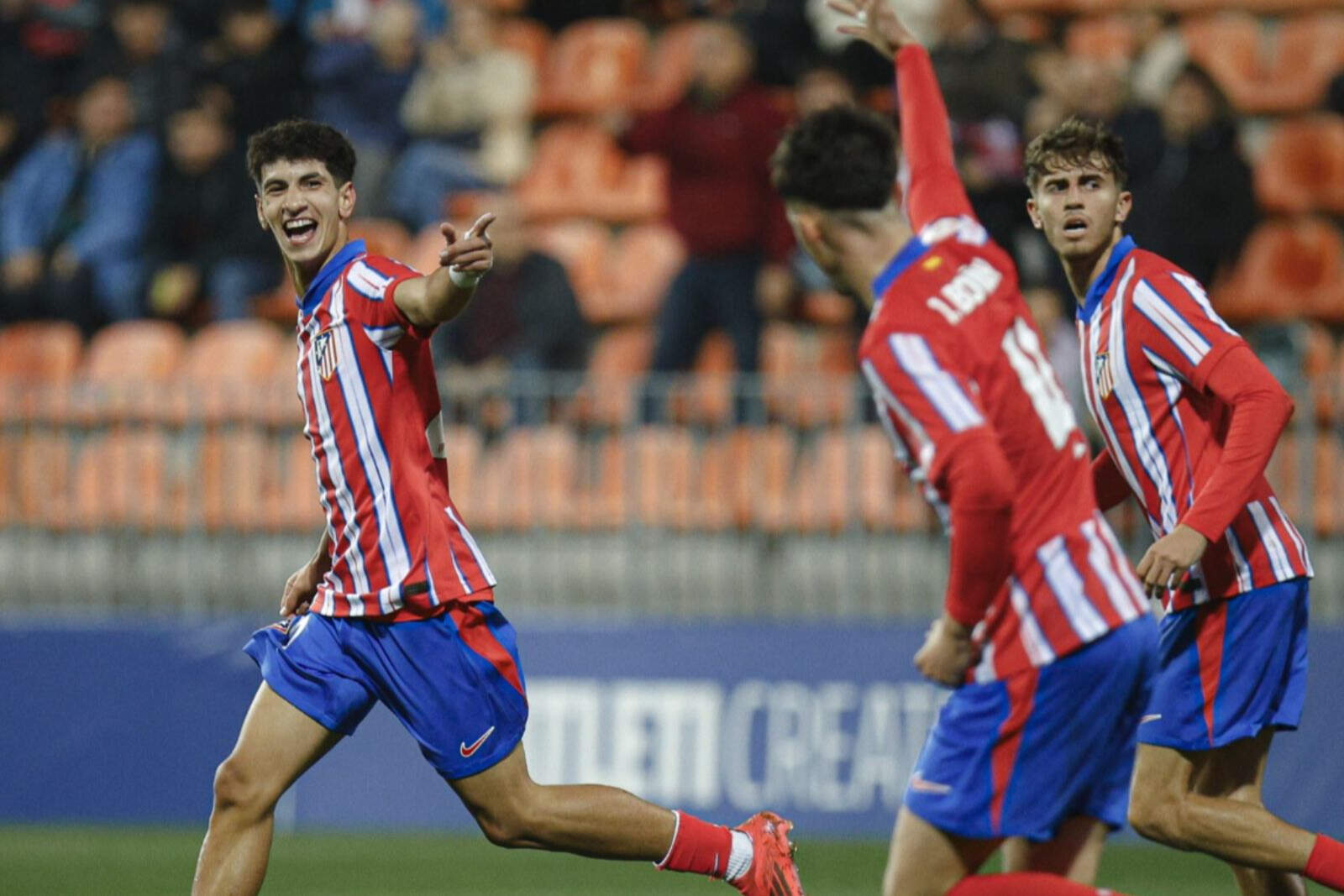Rayane celebra un gol