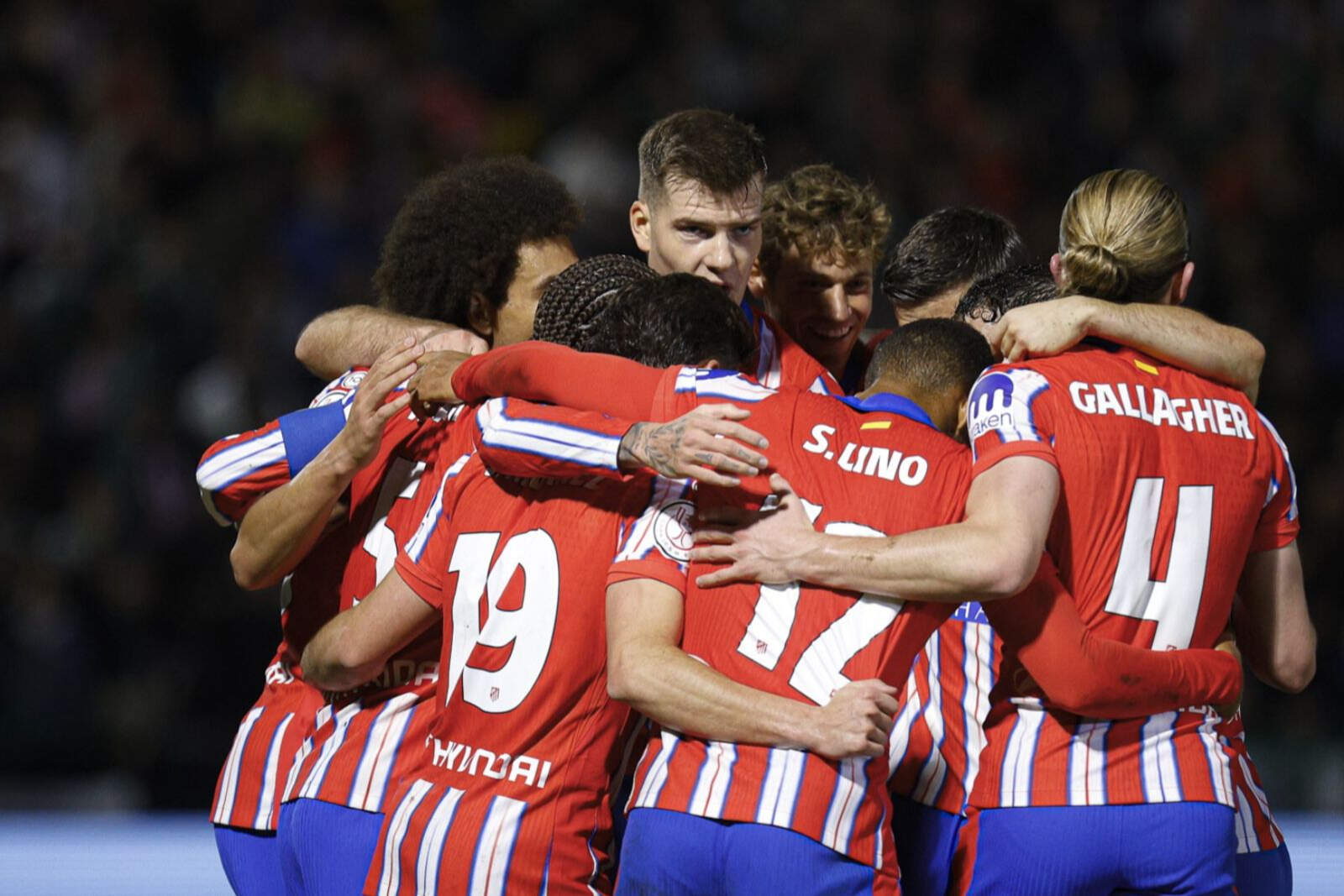 Los jugadores del Atleti abrazándose