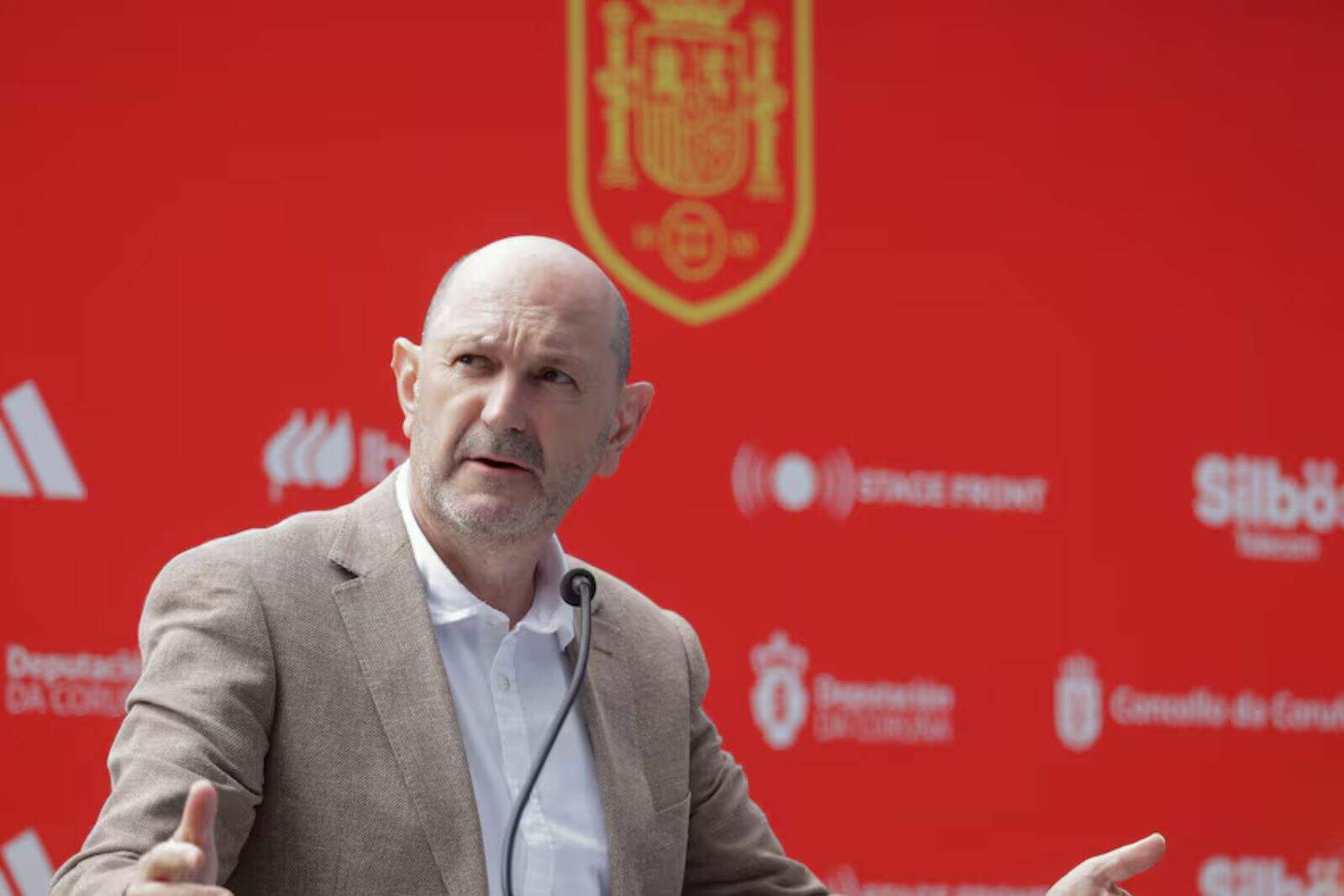Louzán hablando