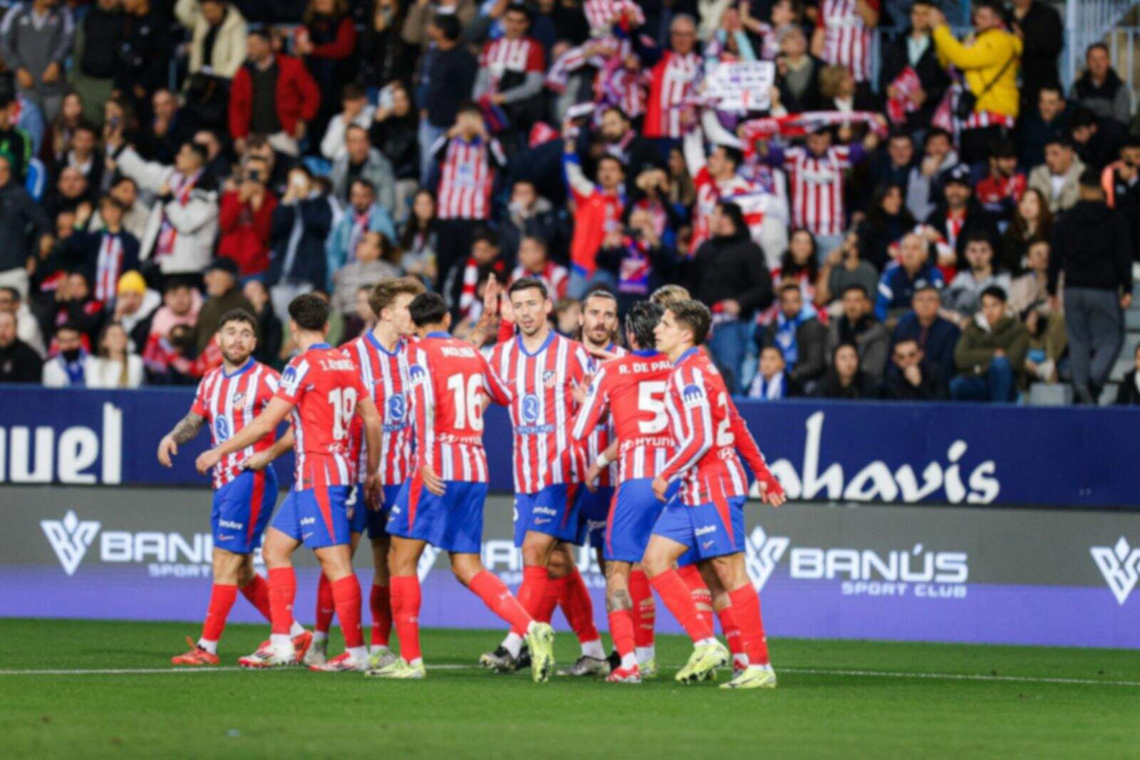 Los jugadores celebrando un gol