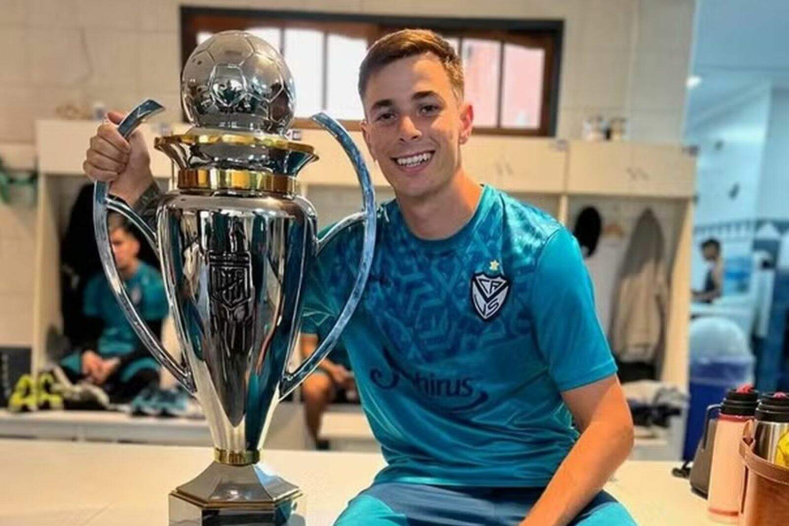 Valentín Gómez con el título