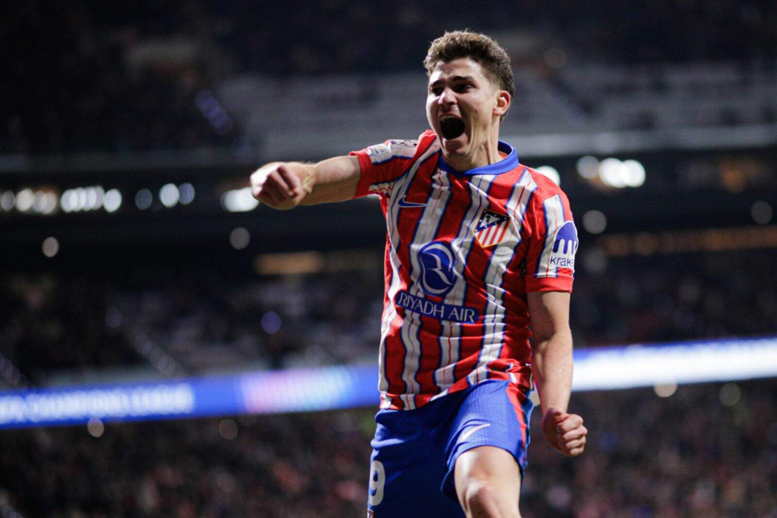 Juli?n celebrando su gol