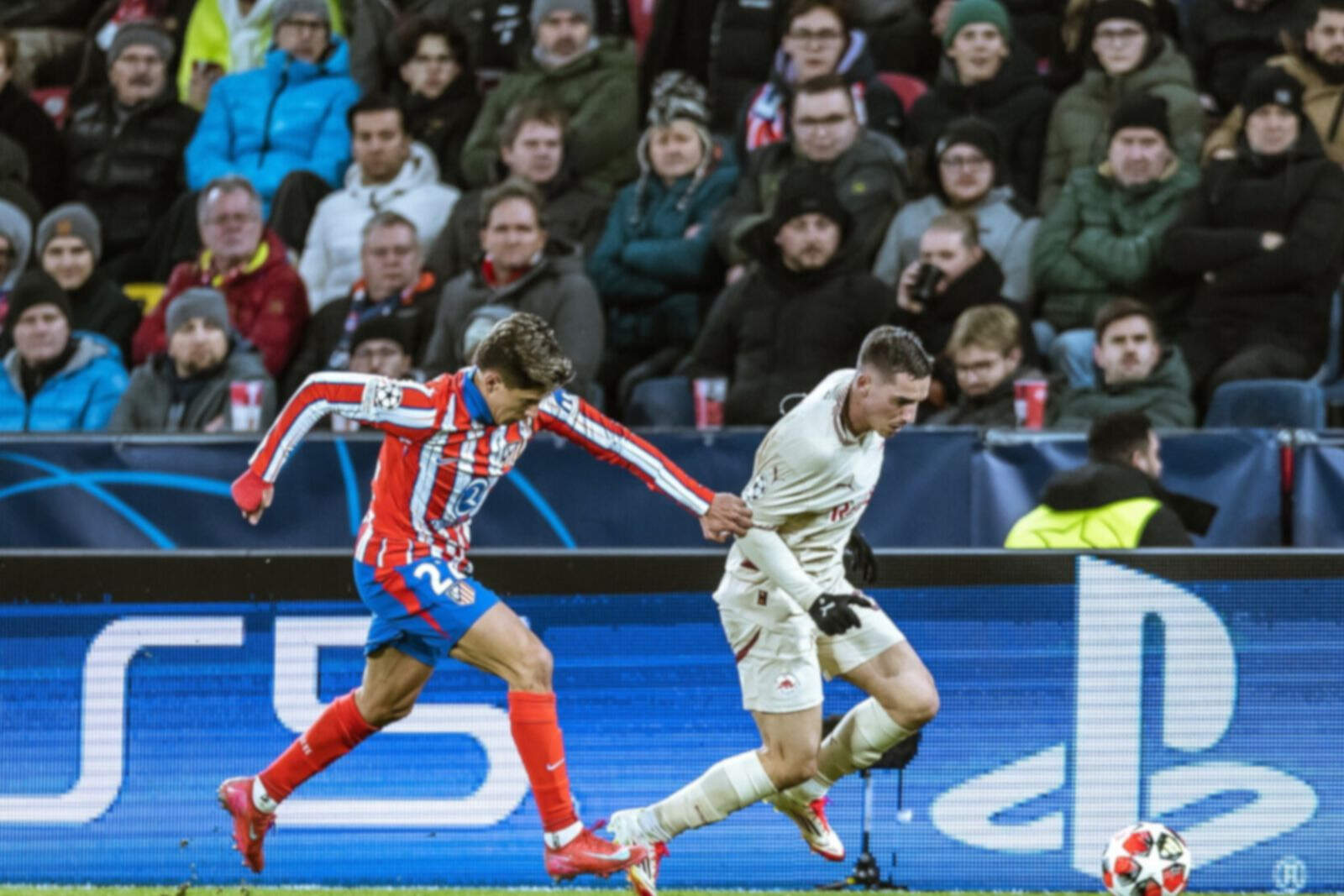 Giuliano Simeone puja por el balon con Oskar Gloukh