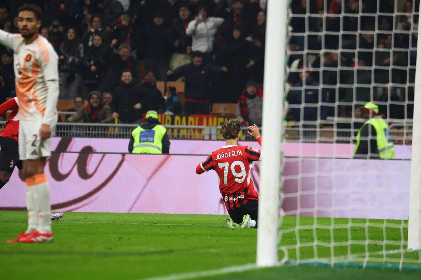 Joao celebrando su gol