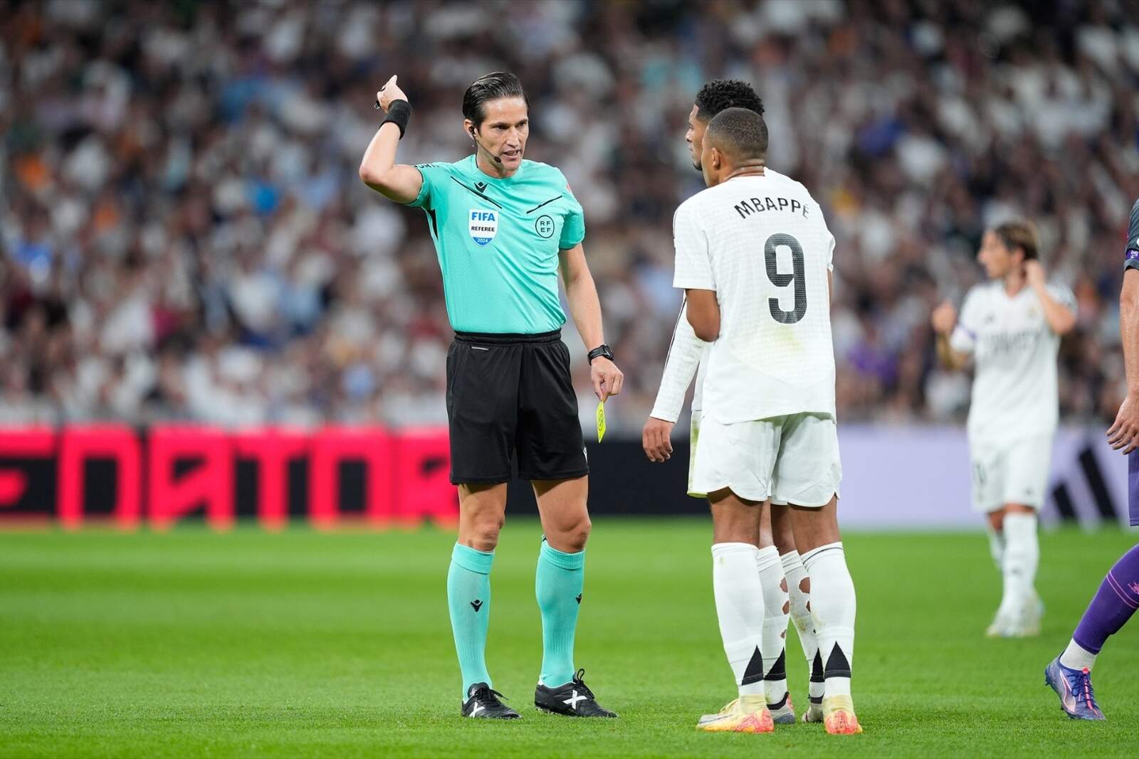 Munuera con Mbappé y Bellingham