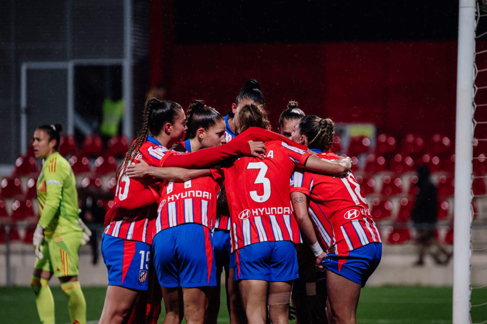 Las rojiblancas celebran uno de los tres goles al Granada