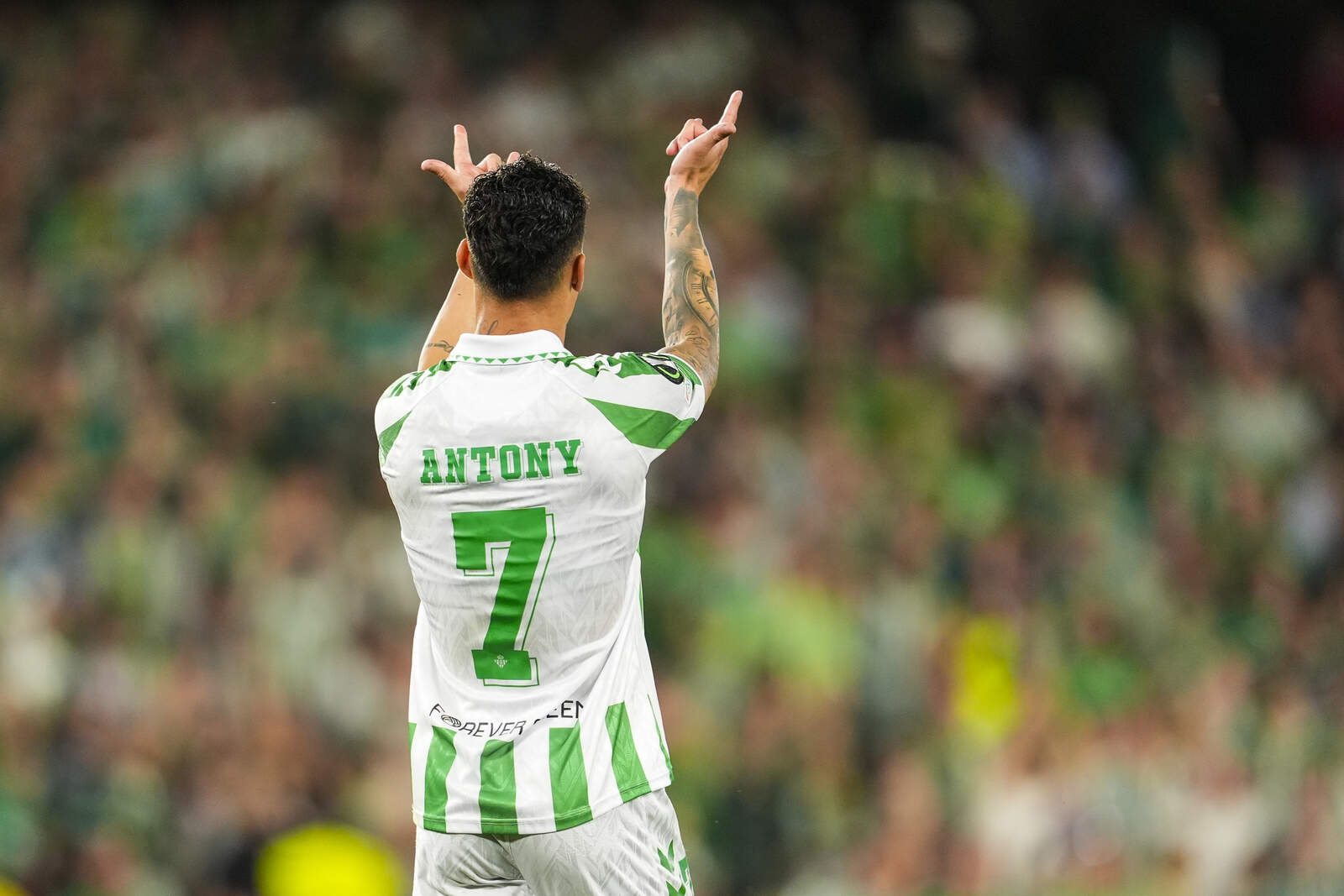 Antony celebrando un gol