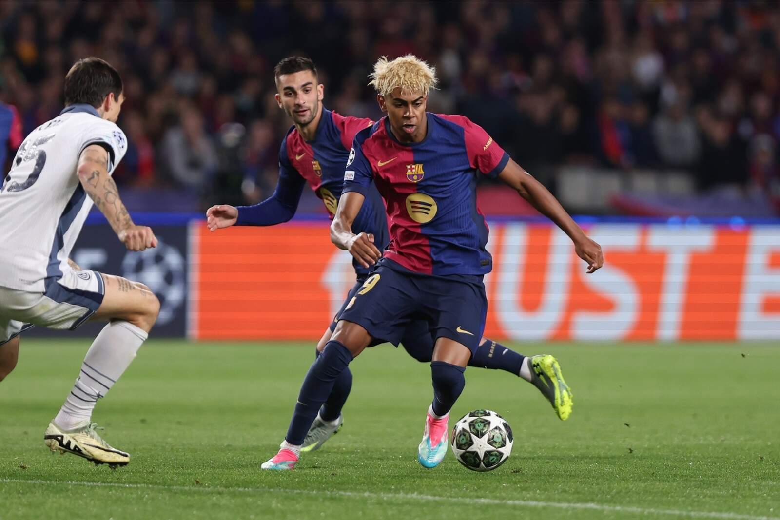 Lamine Yamal en un partido de Champions League