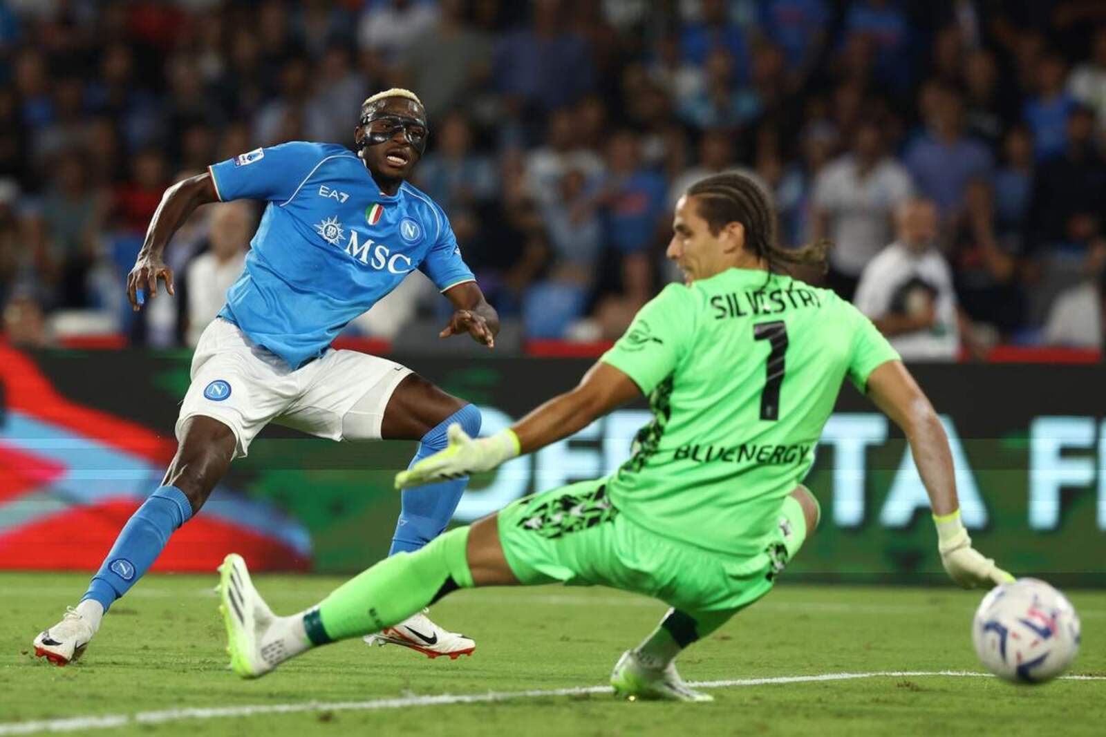El delantero nigeriano en su paso por el Napoli. | Fuente :(SSC Napoli)