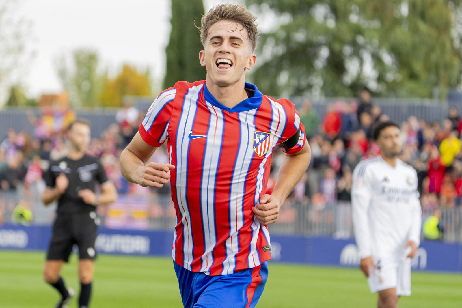 Niño celebrando un gol
