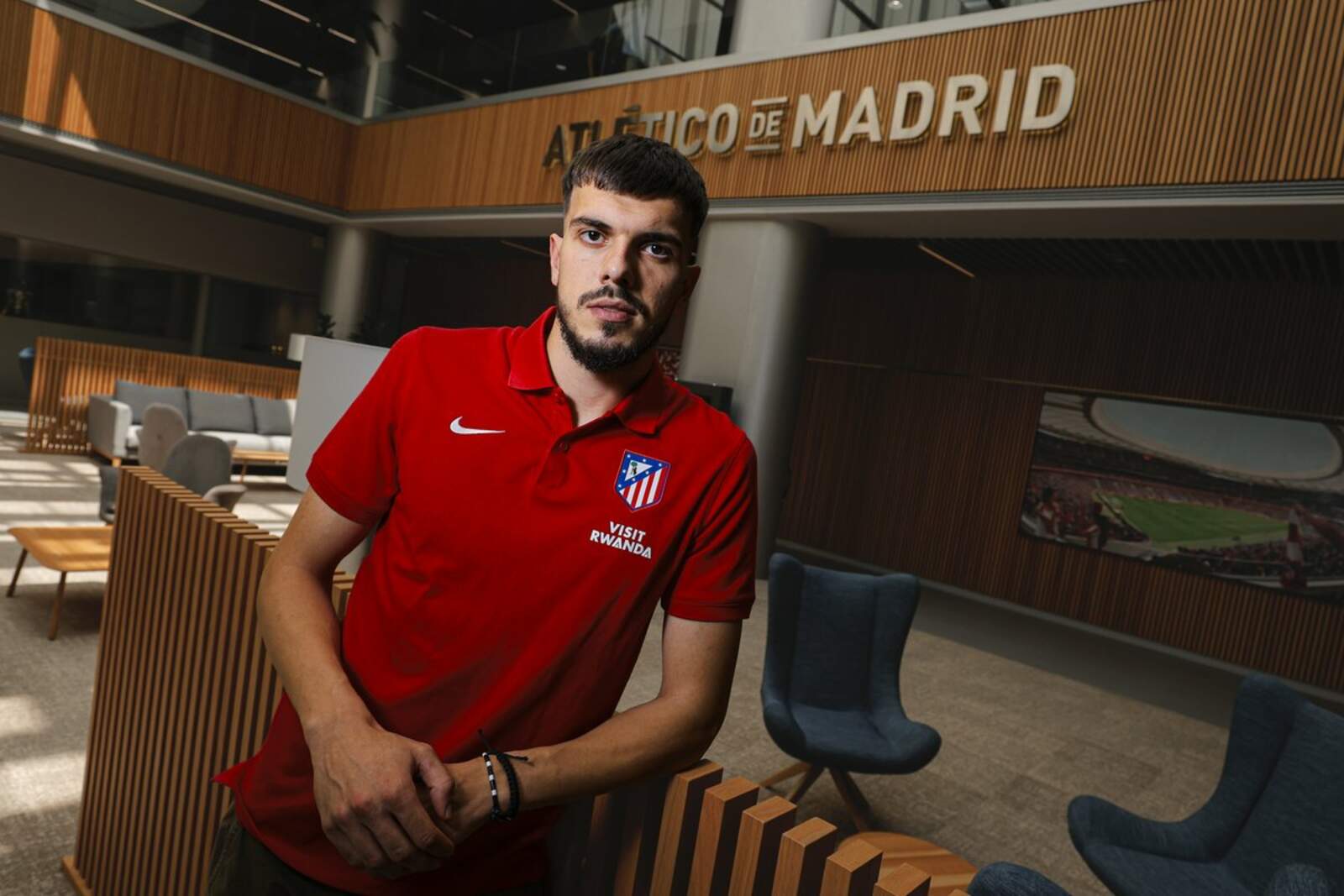 Aleksa Purić posando con el polo del Atlético