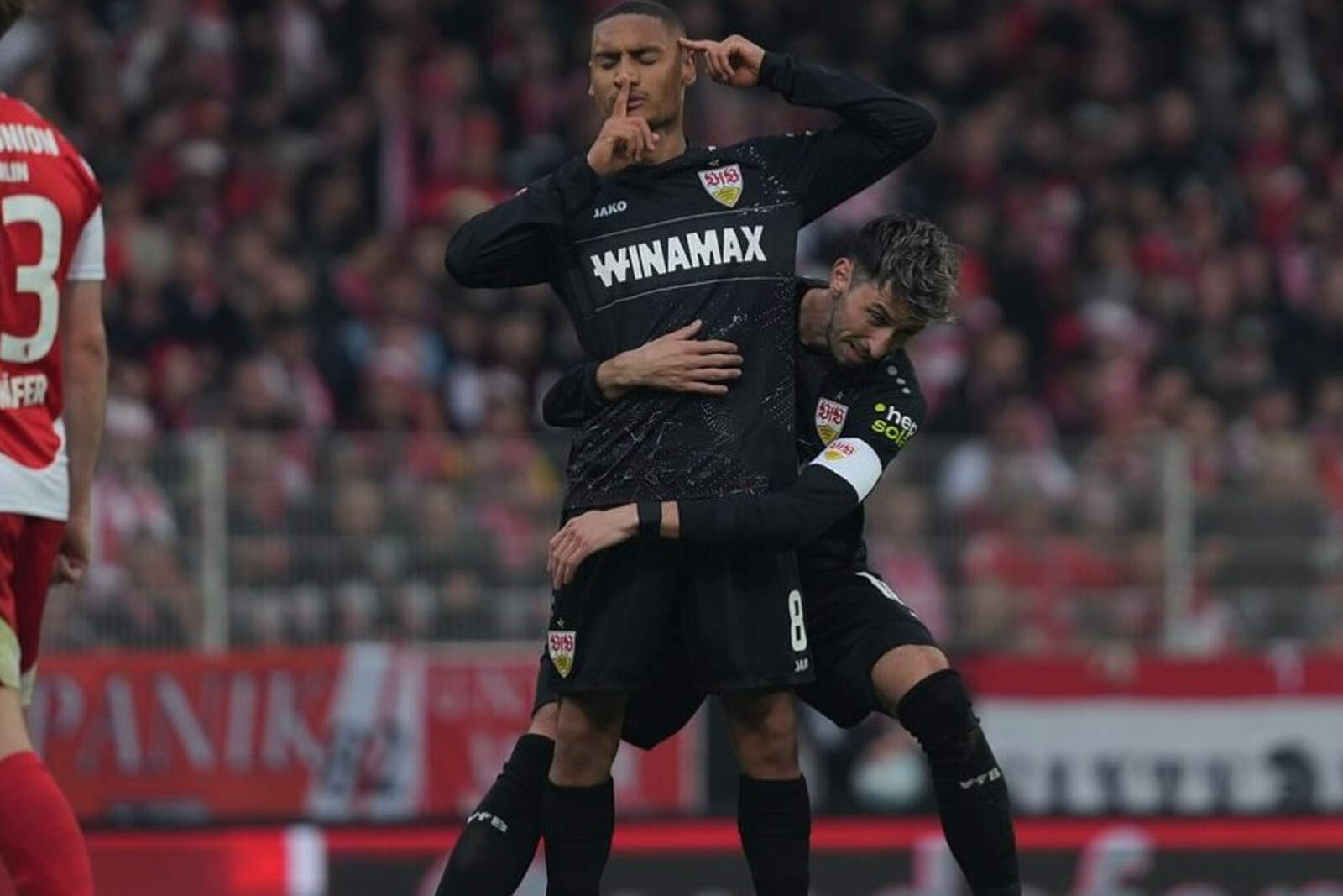 Millot celebrando un gol