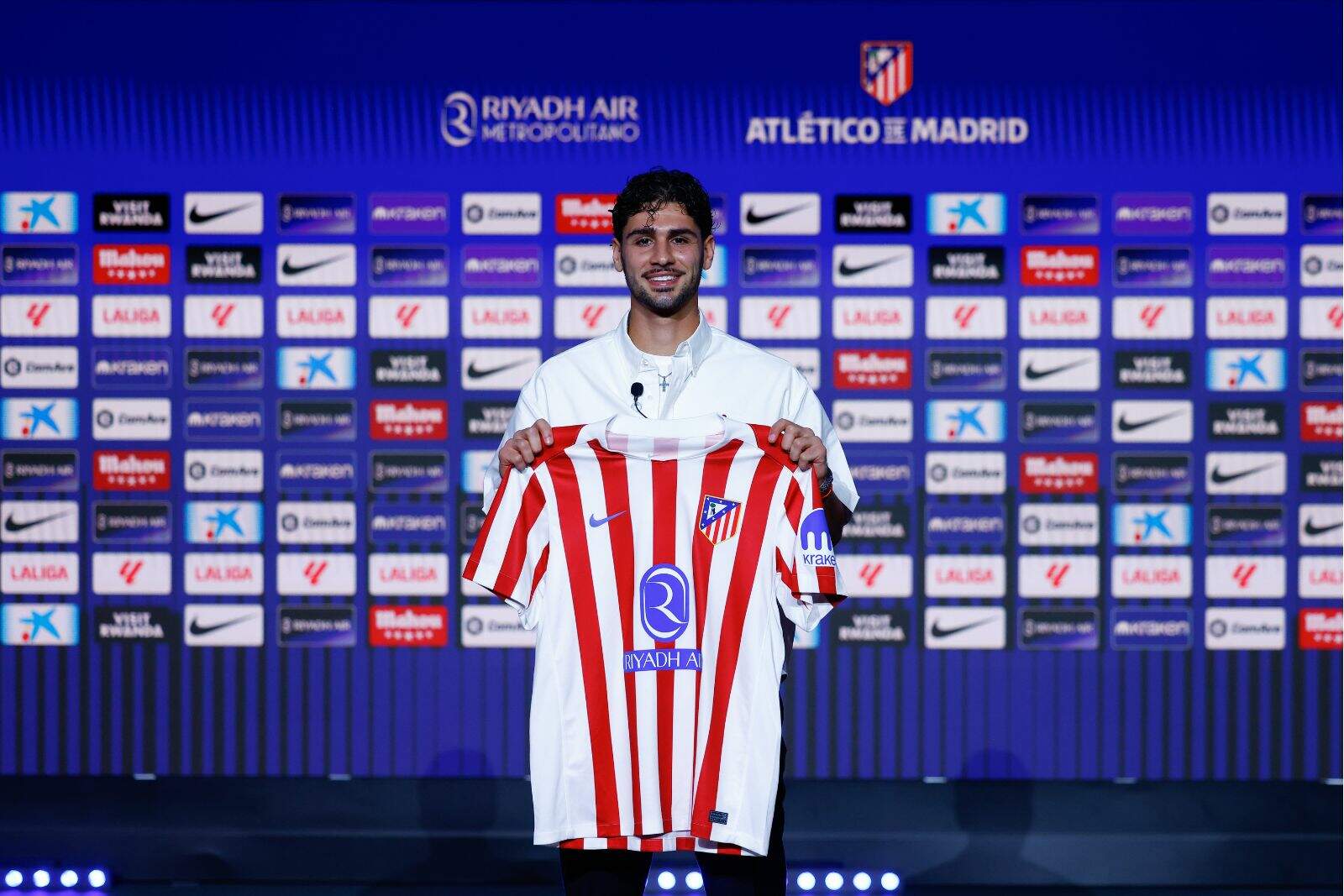 Johnny Cardoso apunta al once en Barcelona
