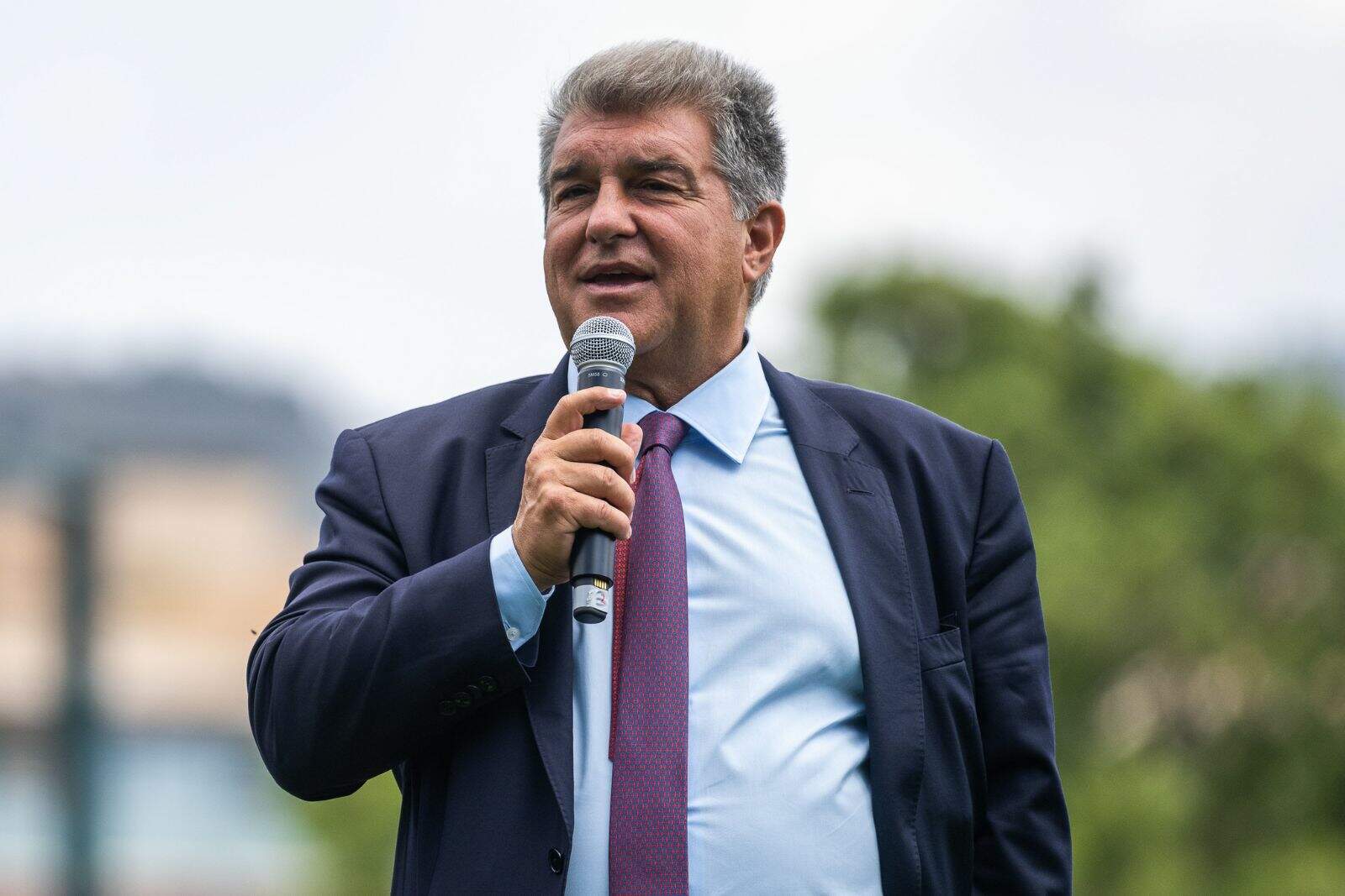 Laporta quiere solucionar los problemas financieros