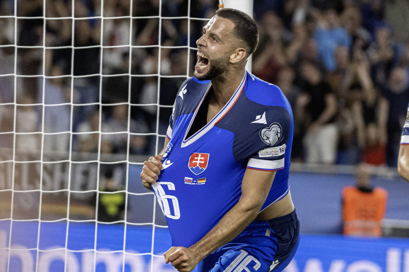 Hancko celebrando un gol