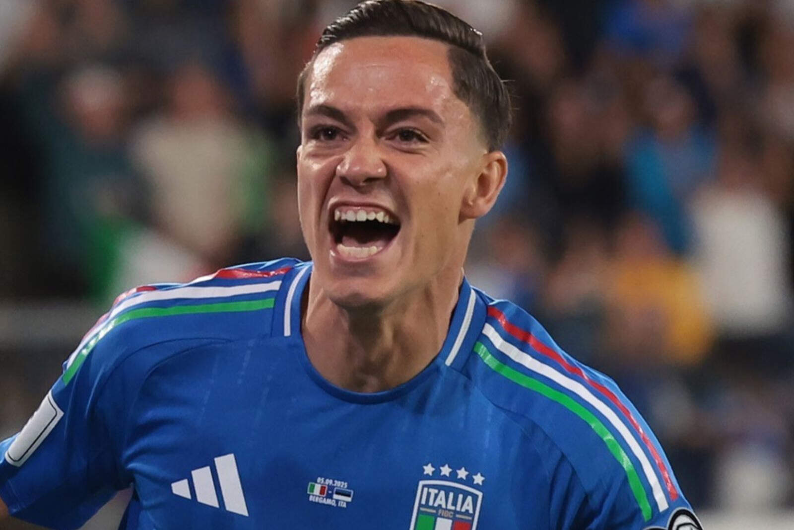 Raspadori celebrando con Italia