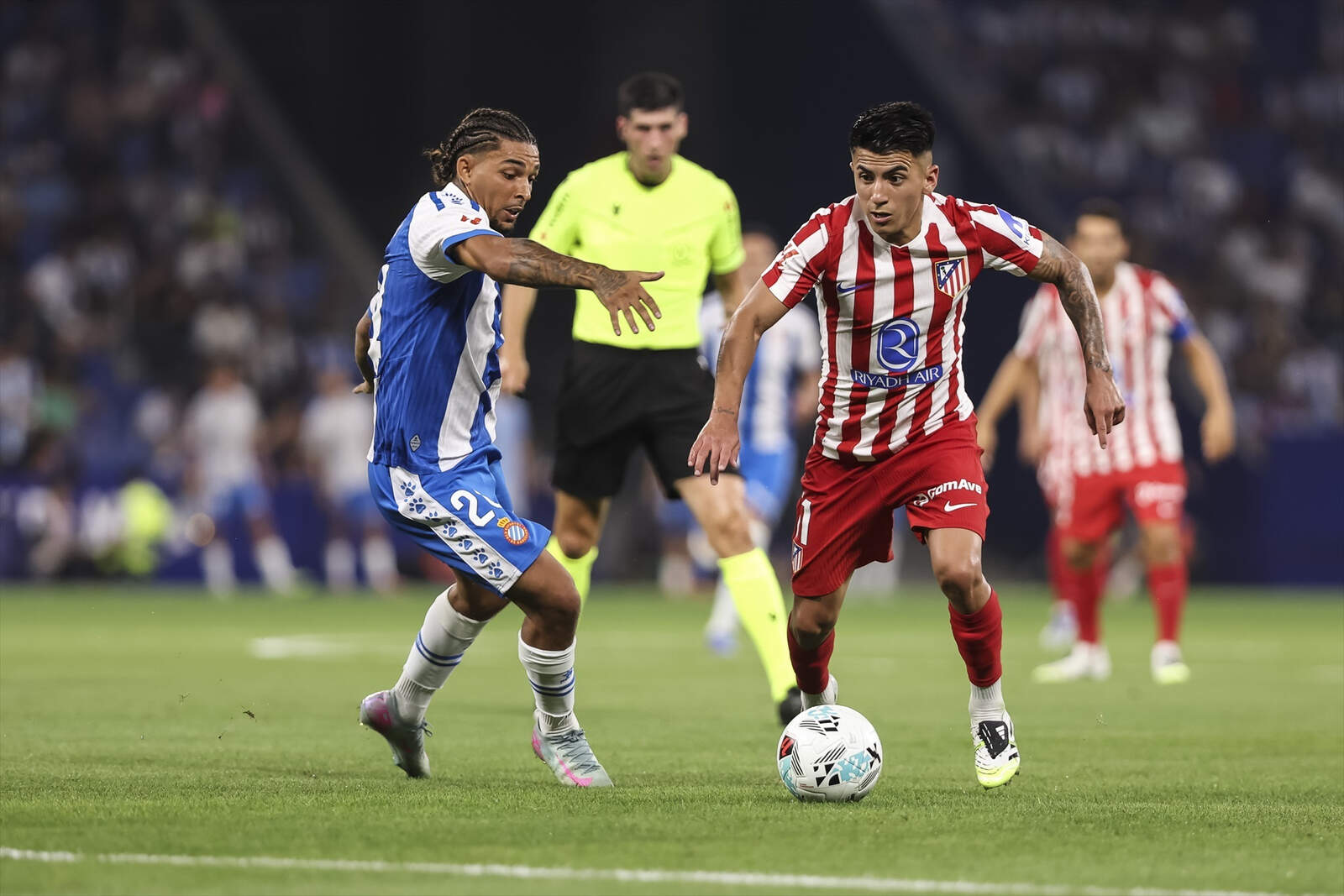 Thiago Almada en su debut con la rojiblanca