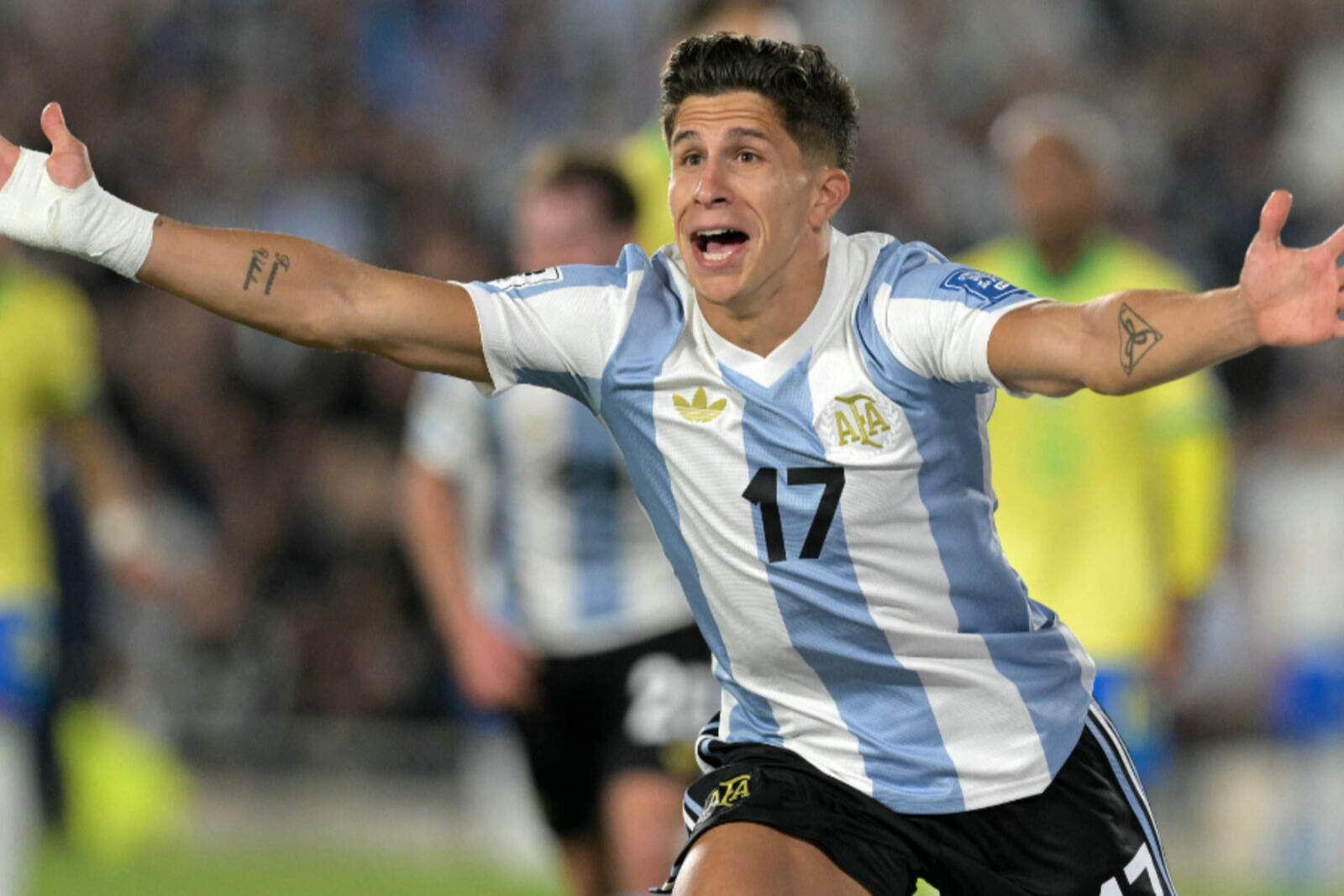 Giuliano celebrado un gol con Argentina