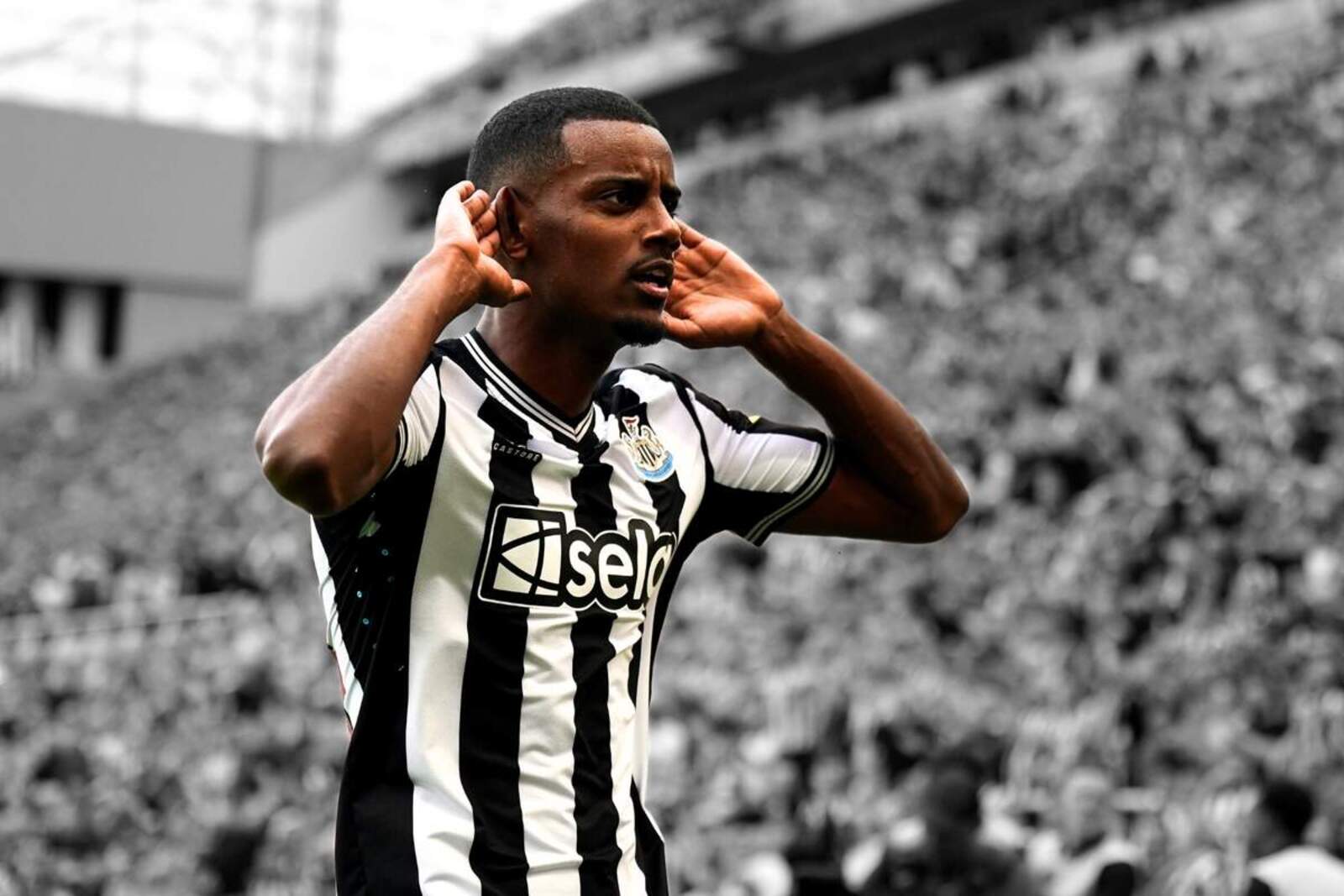 Isak celebrando un gol