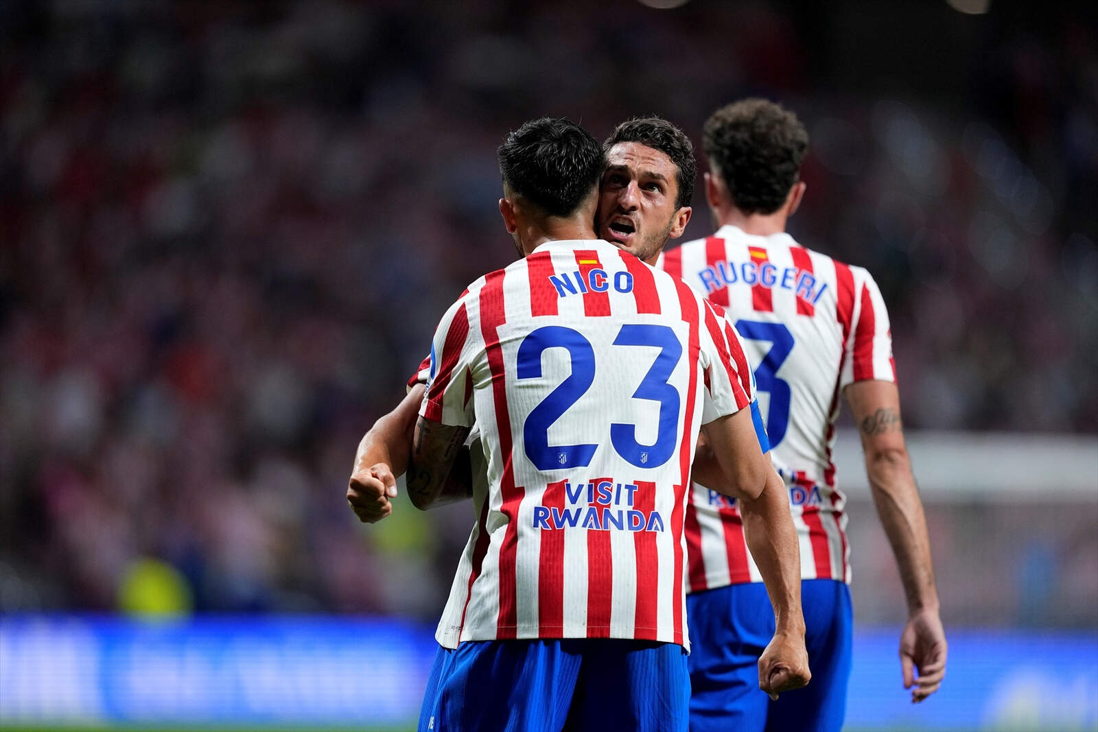 Koke abrazando a Nico