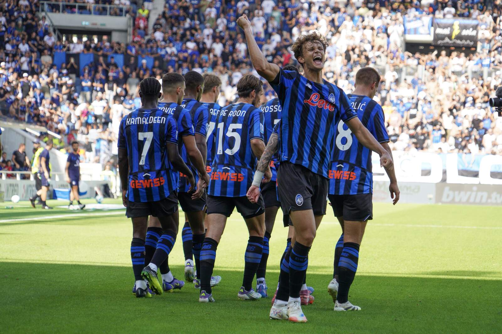 Escalvini celebrando un gol