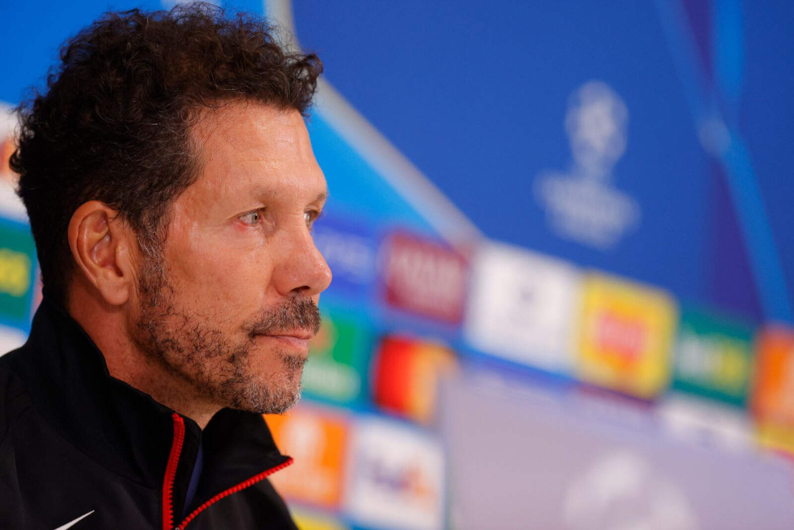 Simeone en Anfield hablando ante los medios