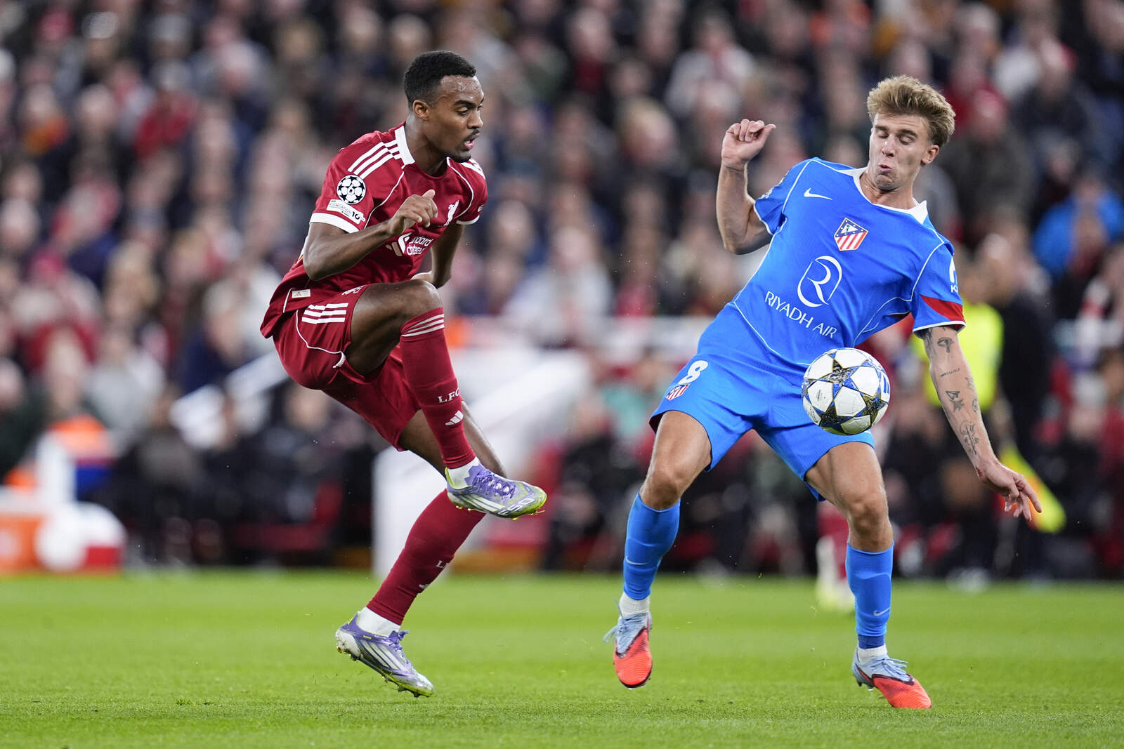 Pablo Barrios ante el Liverpool