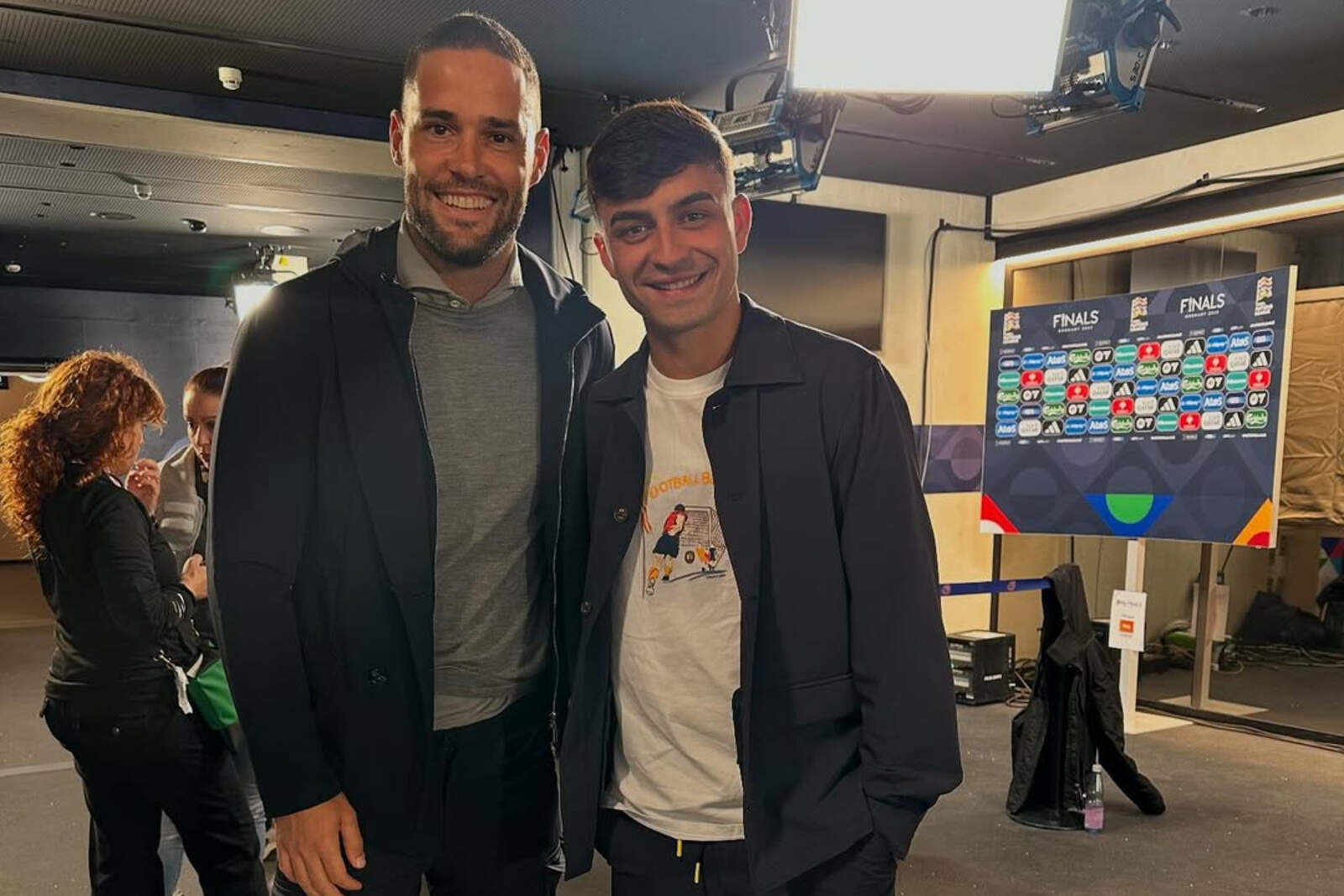 Mario Suárez junto a Pedri