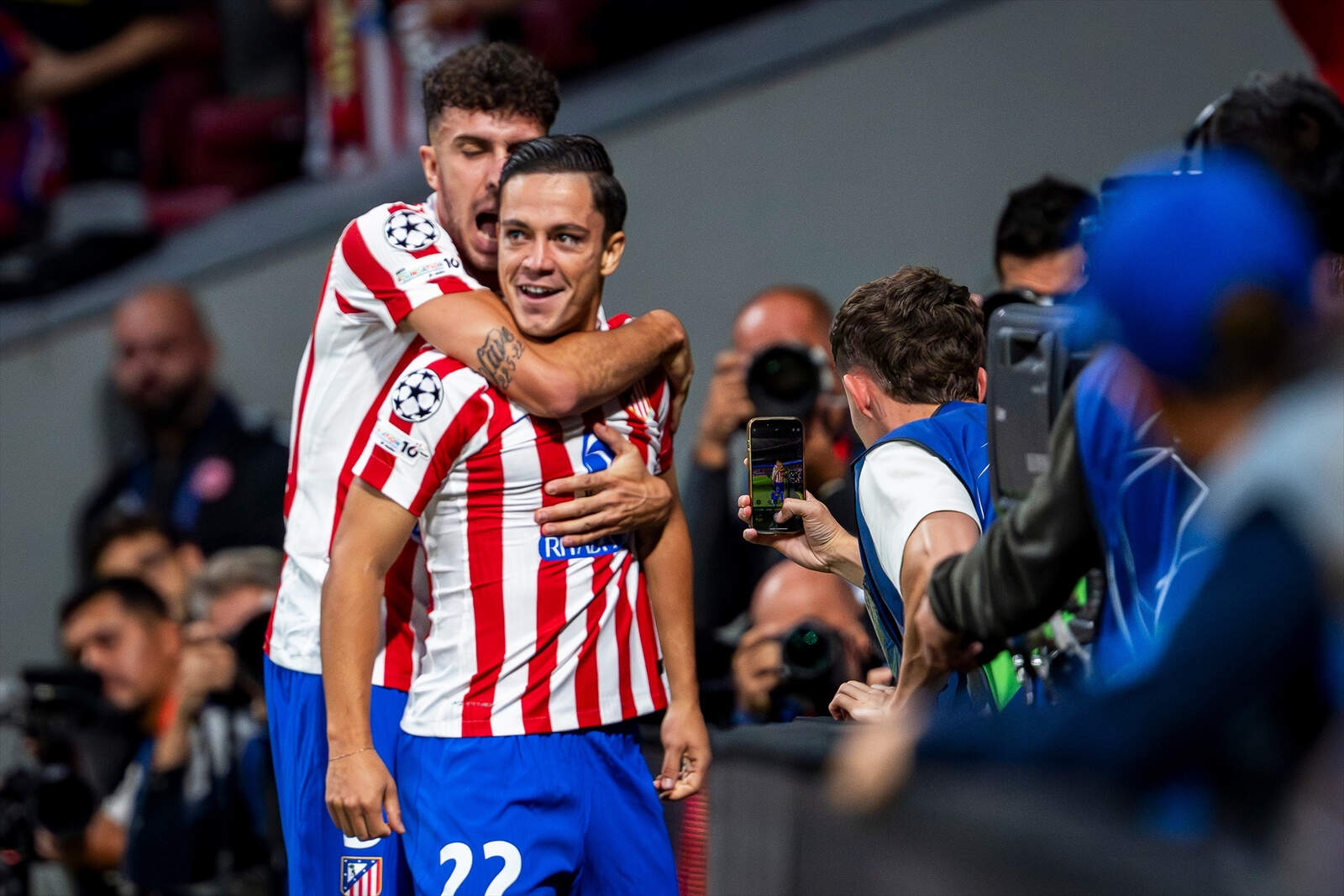 Raspadori celebrando su gol