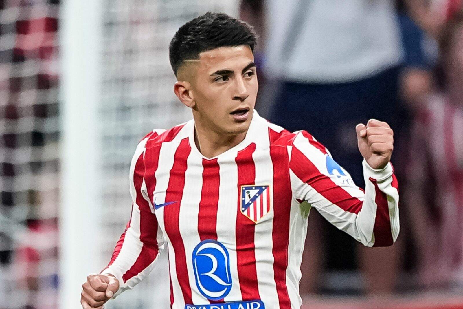 Thiago Almada espera su momento