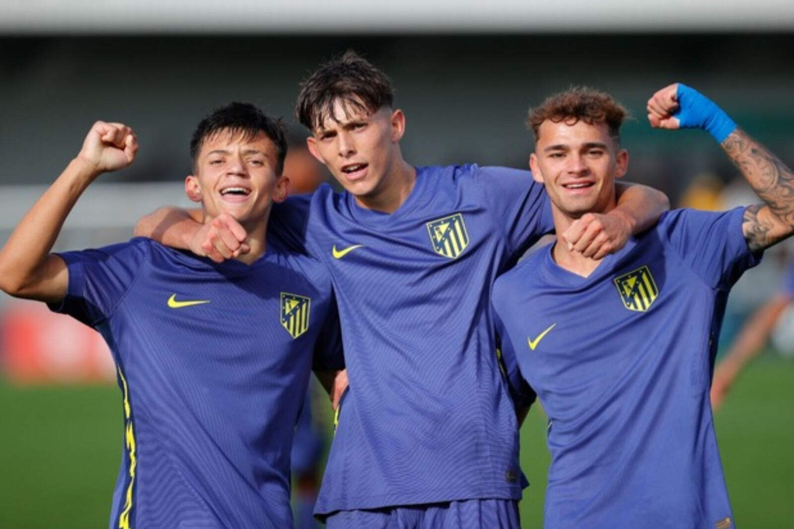 Tres de las joyas de la cantera: Rubén Gómez, Sergio Esteban y Jesús Barrios, celebrando el triunfo en Londres